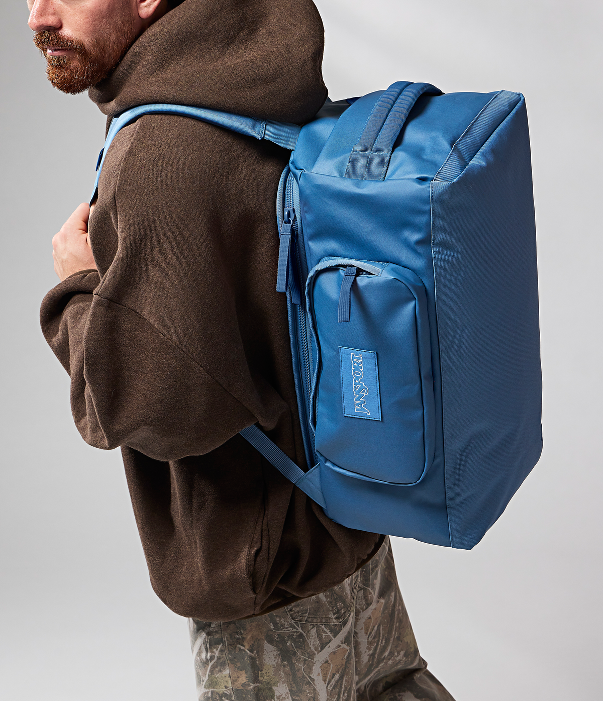 convertible-duffel-toiletry-bag-elemental-blue-set-m7 JS0A8E8EEW5-MODEL.png